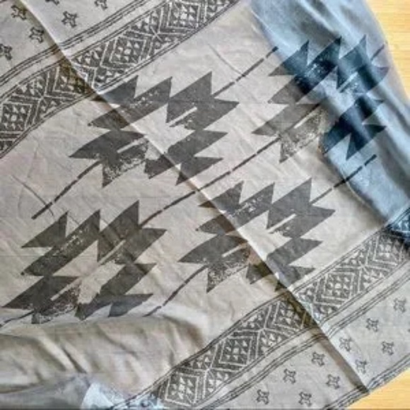 Pull & Bear Gray Black Geometric Fringe Scarf | European Streetwear Minimalist - Picture 4 of 7